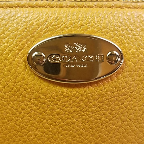 Authentic Coach Pebbled Leather Cross Body - Picture 3 of 8